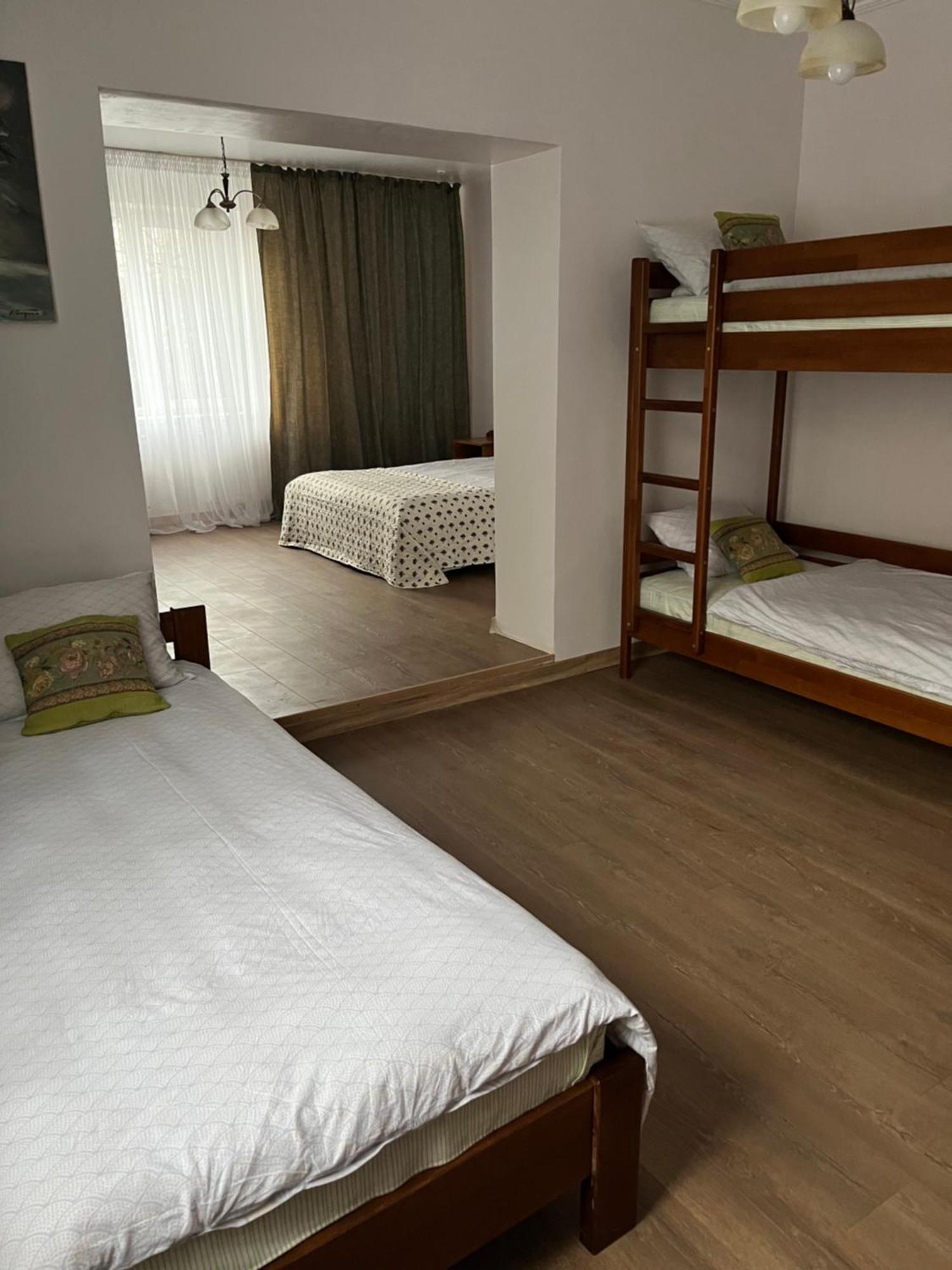 Hotel Adonis Užhorod Esterno foto