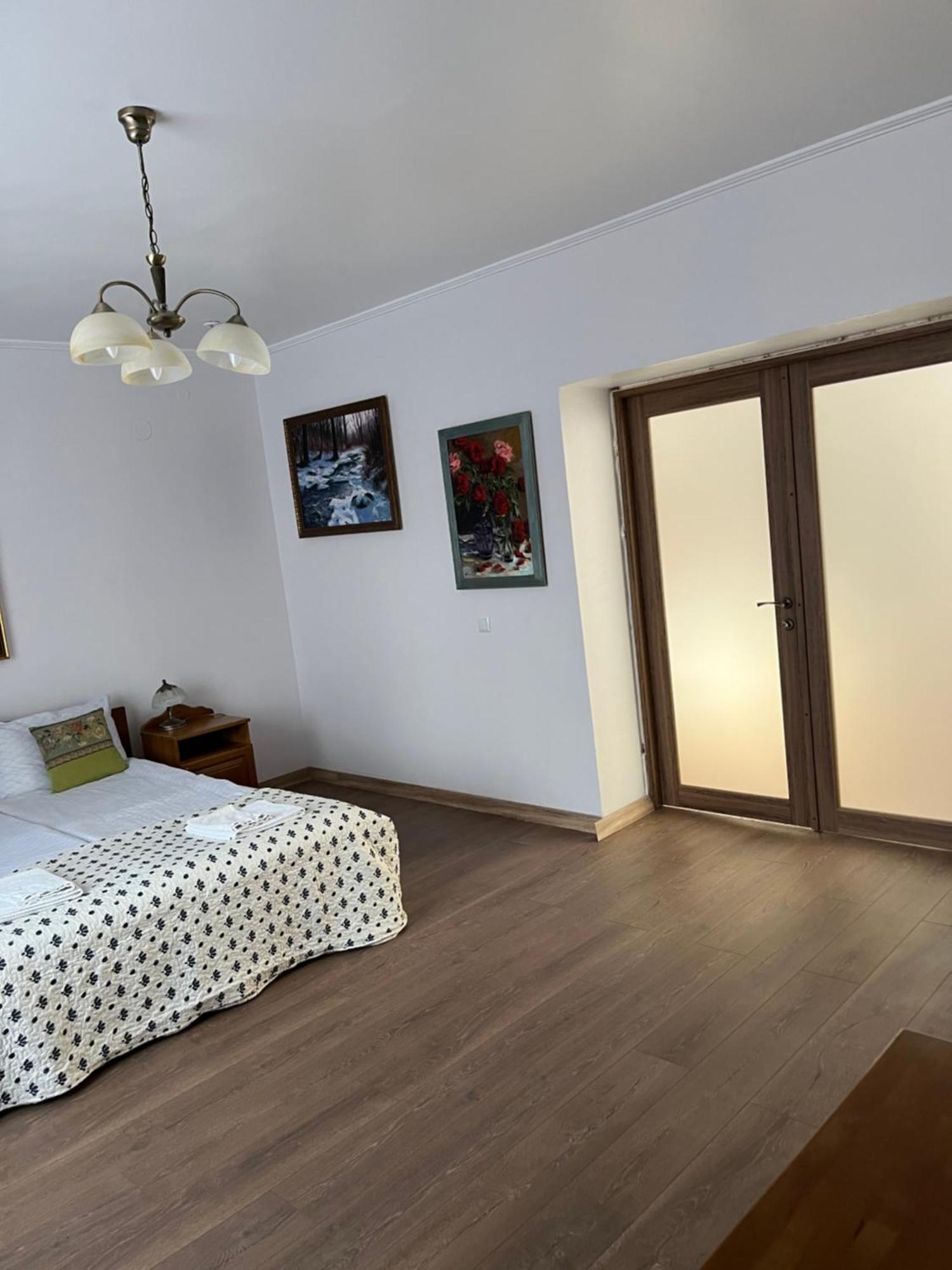 Hotel Adonis Užhorod Esterno foto